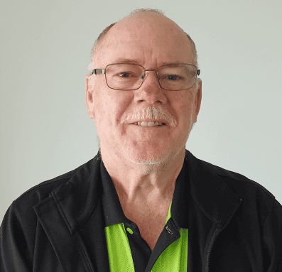 Old man wearing a black and green shirt with glasses