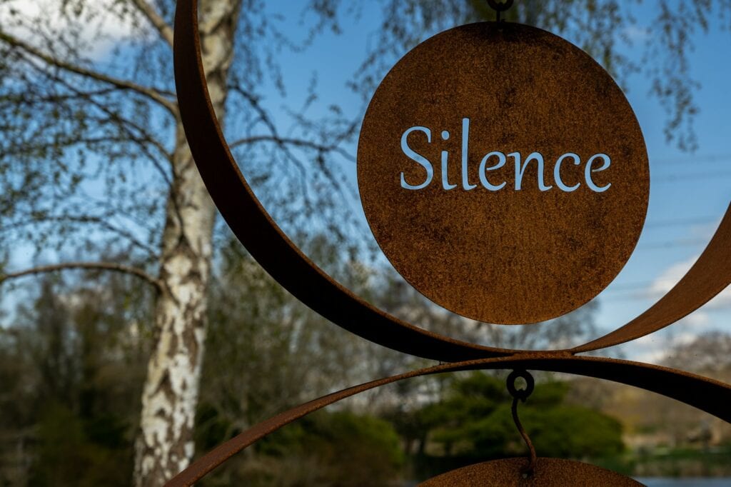 A round sign stating silence